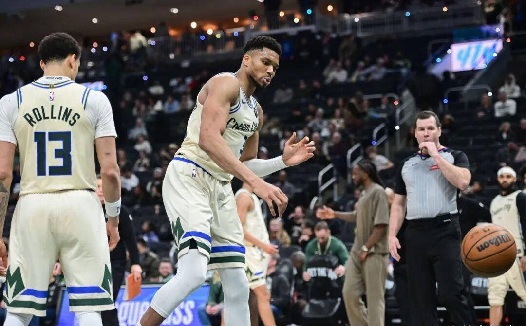 包含字母哥连续十二场比赛得分超过败北曼联迎来里程碑备战英超之后，集结日本菲卡备战法国杯的词条